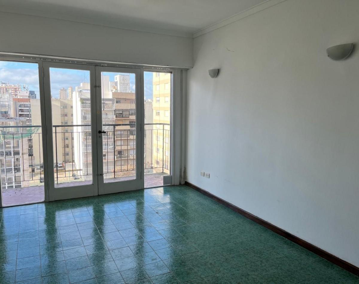 Amplio departamento de 2 ambientes con baulera A la venta