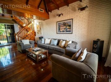 Casa · 308m² · 4 Ambientes · 3 Cocheras · Venta Casa en Castelar Norte Centro 5 Amb con Parque, Quincho y Cochera.