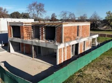 Casa · 328m² · 4 Ambientes · 4 Cocheras · Casa de Diseño Moderno en Construcción, Ideal Para Quienes Buscan Estrenar y Personalizar Cada Detal