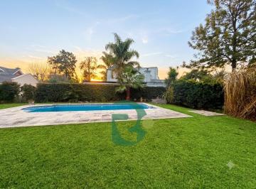 Casa · 177m² · 5 Ambientes · 6 Cocheras · Venta Casa 5amb. B. Cerrado Campos de Alvarez. Financia