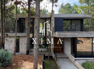 Casa · 300m² · 5 Ambientes · 1 Cochera · Casa en Venta en Costa Esmeralda