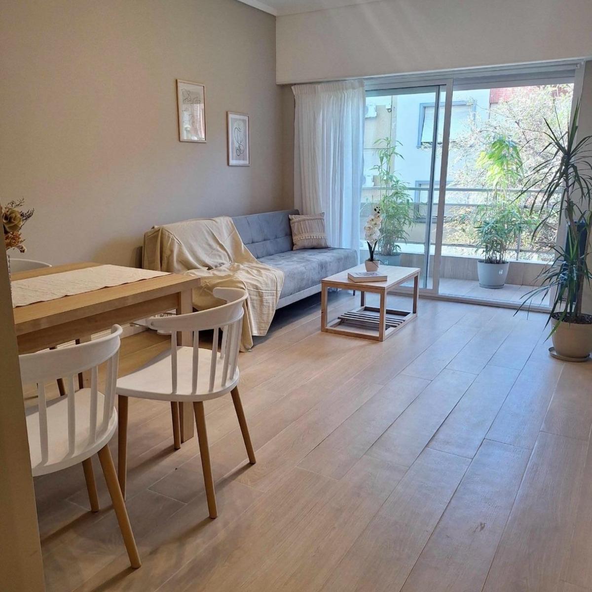 Totalmente Reciclado. Cocina separada. Conexión para lavarropas. Baño completo. Dormitorio con placard diseñado a medida. Balcon Saliente a la calle