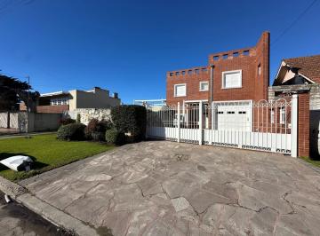 Casa · 330m² · 5 Ambientes · Chalet Sobre Dos Lotes