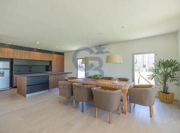 Casa · 300m² · 5 Ambientes · 1 Cochera · Venta o Alquiler Casa 5 Ambientes con Pileta en Terralagos