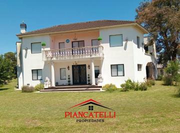 Casa · 335m² · 4 Ambientes · 4 Cocheras · Casa en Venta con 4 Ambientes en El Espinillo Golf