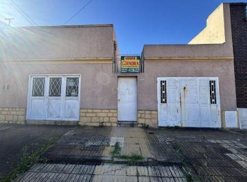 Casa de 4 ambientes, Lomas de Zamora · Casa 4 Ambientes con Local en Excelente Zona
