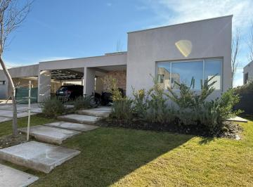 Casa · 206m² · 5 Ambientes · 2 Cocheras · Casa en Chacras de Coria