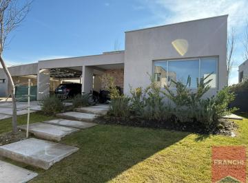 Casa · 206m² · 5 Ambientes · 2 Cocheras · Casa en Chacras de Coria