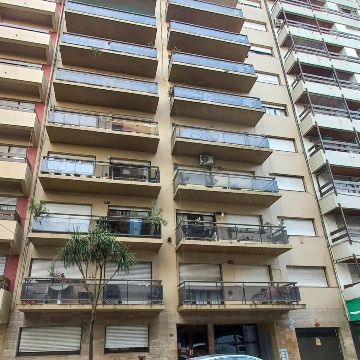 Departamento 4 ambientes, con 2 baños y patio propio — La Perla