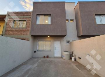 PH · 105m² · 4 Ambientes · 1 Cochera · En Alquiler | PH de 3 Dorm. | Plottier