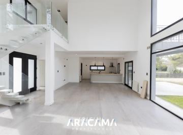 Casa · 240m² · 5 Ambientes · 1 Cochera · Casa en Venta con 4 Dorm. en Terralagos - Canning