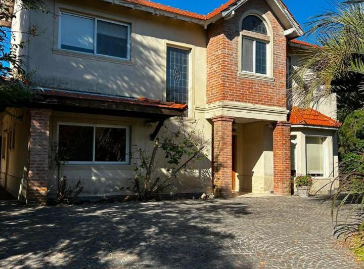 Casa · 191m² · 2 Ambientes · 3 Cocheras