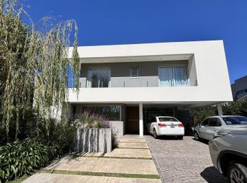 Casa · 400m² · 6 Ambientes · 1 Cochera · Casa en Fincas de Iraola II