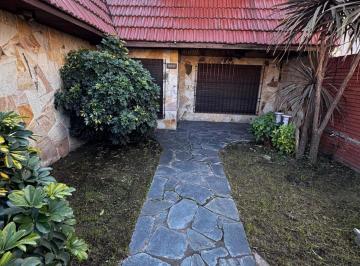 Casa · 200m² · 3 Ambientes · 1 Cochera · Casa en Lanus Tipo Chalet Patio Terraza