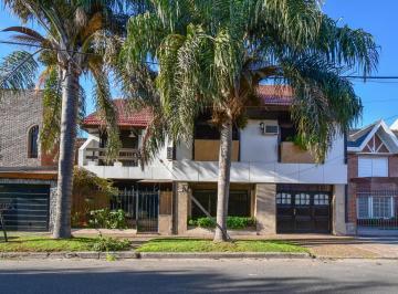 Casa · 360m² · 4 Ambientes · 3 Cocheras · Venta Casa 4 Ambientes con Pileta - Quincho - Parque en Ramos Mejia - Apto Crédito