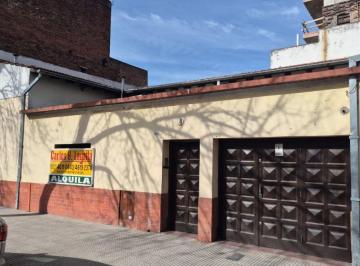 Casa de 4 ambientes, Flores · Casa en Alquiler Uso Comercial – 3 Dorm., Patio Cubierto con Techo Rebatible y Garage