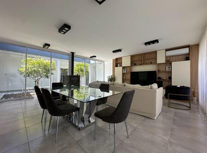 Casa · 230m² · 4 Ambientes · 3 Cocheras