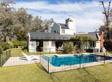 Casa · 130m² · 4 Ambientes · 1 Cochera · Venta Casa 4 Ambientes - Praderas de Lujan - Apto Credito - Permuta