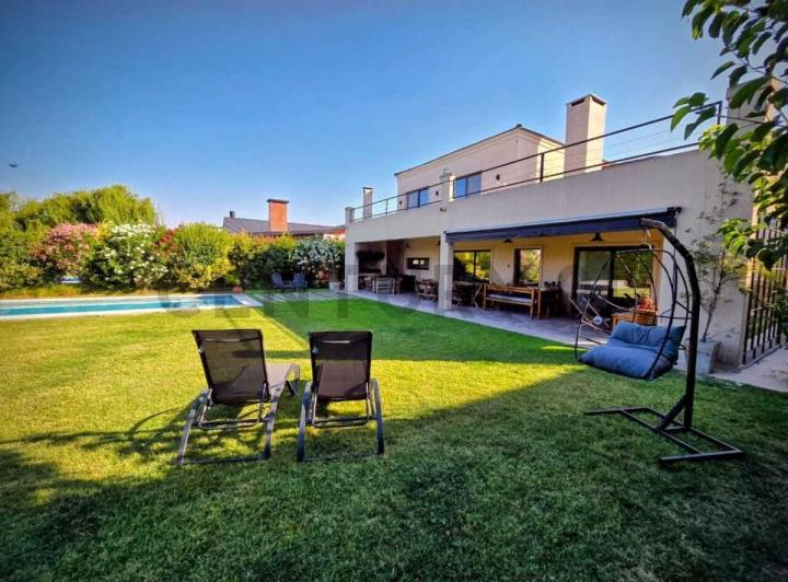 Casa · 210m² · 4 Ambientes · 1 Cochera