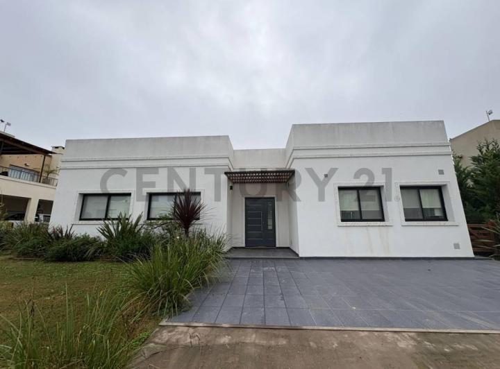 Casa · 180m² · 4 Ambientes · 2 Cocheras