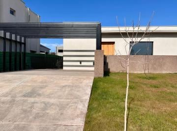 Casa · 204m² · 5 Ambientes · 2 Cocheras · Casa en Chacras de Coria
