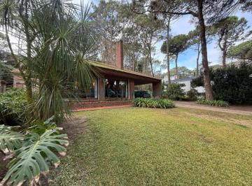 Casa · 250m² · 5 Ambientes · 1 Cochera · Excelente Casa en Venta en Carilo - Ref 1065