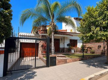Casa · 221m² · 6 Ambientes · 1 Cochera · Casa en San Vicente