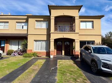 Casa · 137m² · 4 Ambientes · 2 Cocheras · Duplex Alquiler 4 Amb. en Altos del Sol