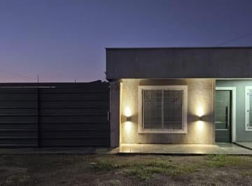 Casa · 50m² · 2 Dormitorios · 1 Cochera · Hermosa Casa de 2 Dorm. con Pileta
