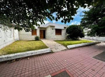 Casa · 247m² · 7 Ambientes · 3 Cocheras · Venta Casa Centenario a Refaccionar 4 Dorm.