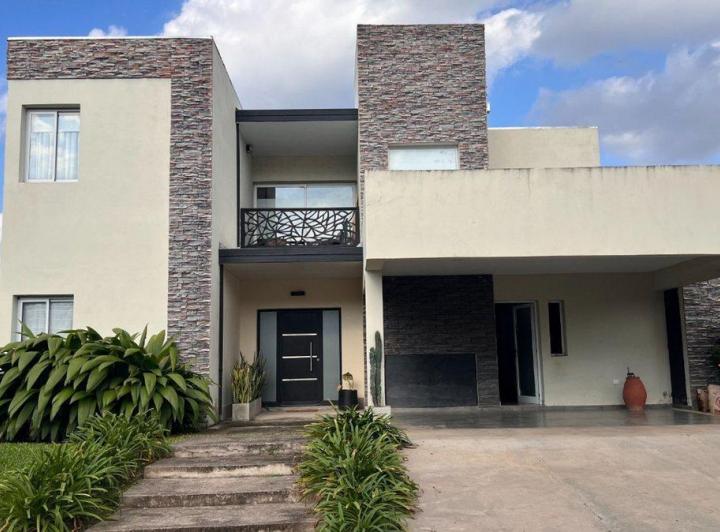 Casa · 220m² · 6 Ambientes · 2 Cocheras