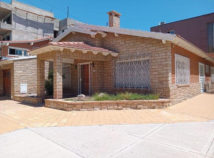 Casa · 290m² · 8 Ambientes · 1 Cochera