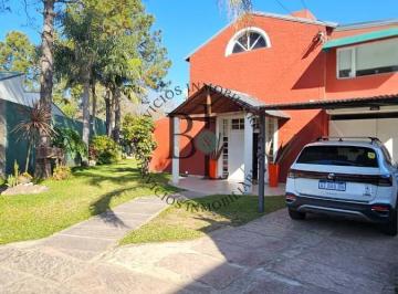 Casa · 253m² · 5 Ambientes · 8 Cocheras · Casa Quinta en Colastine Norte