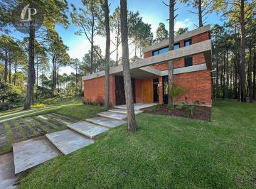 FACHADA · Casa en Venta en Pinamar Norte a Estrenar, Cerca de La Frontera. Arquitectura Moderna