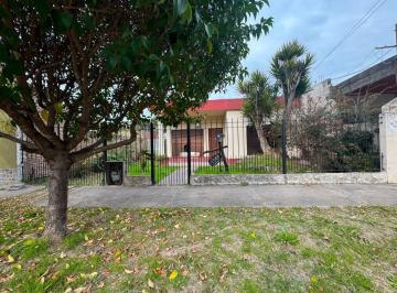 Casa de 3 ambientes, Quilmes · Casa 3 Ambientes con Cochera y Jardin en Venta