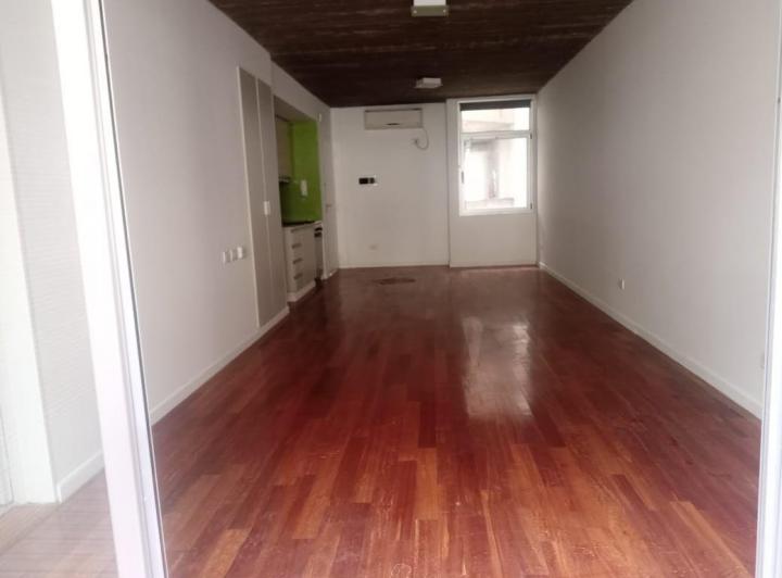 Amplio Monoambiente Fte C/ Balcon - Exc. Estado