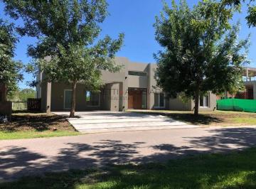 Casa · 220m² · 5 Ambientes · 2 Cocheras · Casa a La Venta en La Concepción 220 m² Vistas Inmejorables