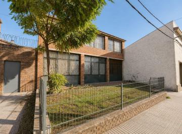 Casa · 110m² · 5 Ambientes · 1 Cochera · Casa Centrica 3 Dorm. con Garaje y Patio