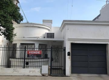 Casa · 101m² · 3 Ambientes · 1 Cochera · Casa de 1 Dormitorio en Zona Céntrica de San Lorenzo.