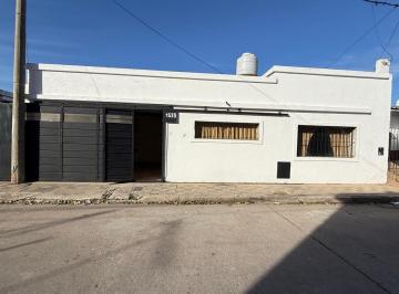 Casa · 2 Dormitorios · 1 Cochera · Imperdible Propiedad en Alquiler en Barrio Altamira