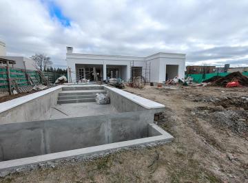 Casa · 220m² · 5 Ambientes · 2 Cocheras · Casa en Venta a La Laguna en Barrio San Matías, Escobar