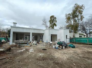 Casa · 180m² · 5 Ambientes · 4 Cocheras · Casa en Venta Lote Interno, en El Barrio San Matías, Escobar