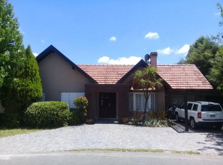Casa · 840m² · 5 Ambientes · 1 Cochera