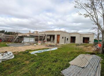 Casa · 195m² · 5 Ambientes · 4 Cocheras · Casa en Venta Lote Interno, en El Barrio San Matías, Escobar