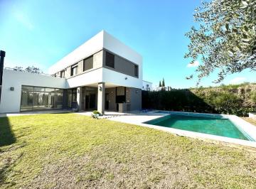 Casa · 180m² · 6 Ambientes · 2 Cocheras · Casa en Los Sauces de 6 Ambientes en Alquiler Anual con Pileta
