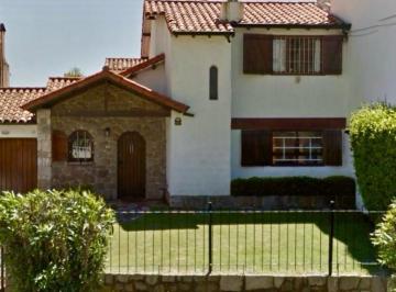 Casa · 200m² · 4 Ambientes · 1 Cochera · Chalet en Playa Grande con Cochera en Alquiler