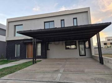 Casa · 196m² · 7 Ambientes · 2 Cocheras · Oportunidad Gran Casa 5 Dorm. C/ Pileta, 196 m² Construidos, 360 m² Terreno