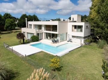 Casa · 1062m² · 6 Ambientes · 4 Cocheras · Residencia en Rumenco Sobre Gran Lote