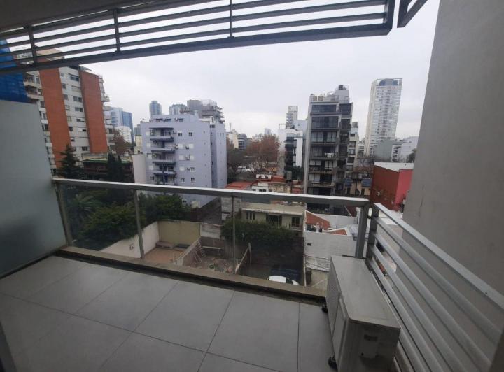 Monoambiente con Balcón y Amenities– Excelente Estado – a m de Av Cabildo