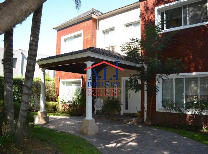 Casa · 200m² · 6 Ambientes · 3 Cocheras